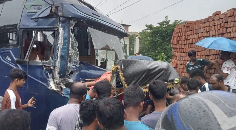 অটোরিকশায় বাসের ধাক্কা, চালকসহ নিহত ২